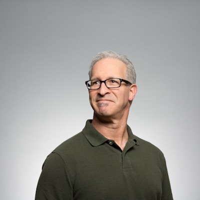 Portrait de Luc B. - Expert en Santé Numérique | Santé Pro IA